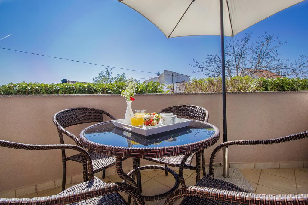Aquarius Apartments - Beachside With Heated Pool Vodice Kültér fotó